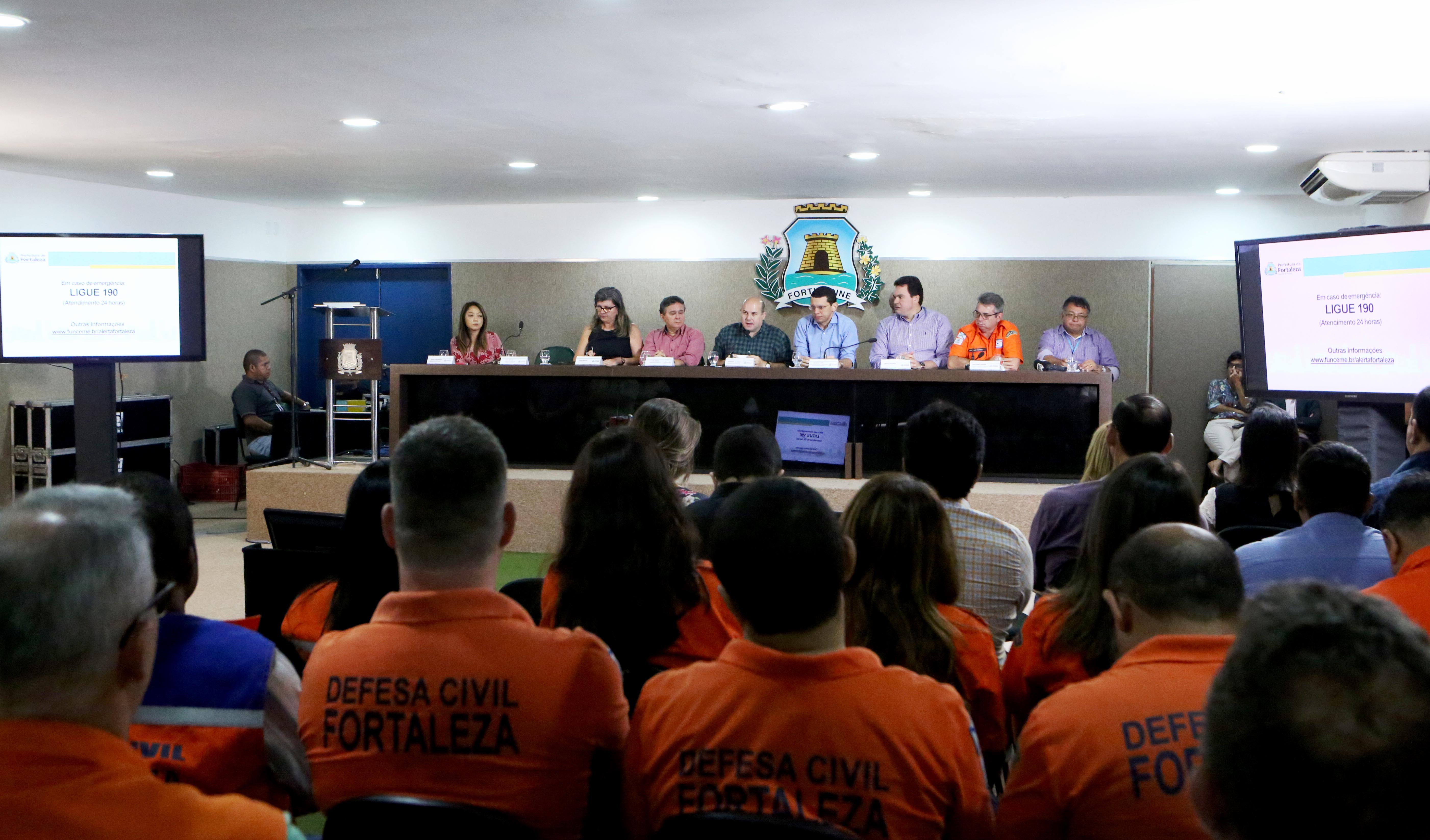 interior do auditório do paço municipal, mostrando as pessoas sentadas